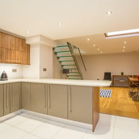 The Escalier Mews - Bright 3bdr *