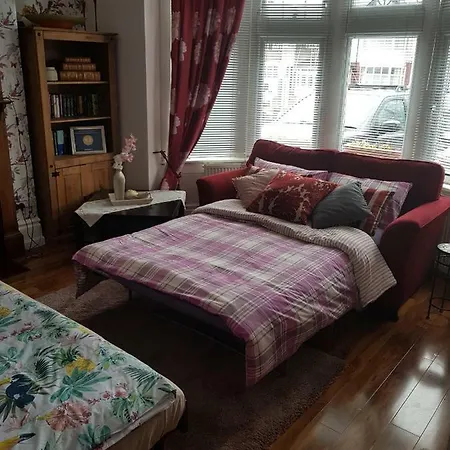 Homestay Beautiful In Victorian Family *