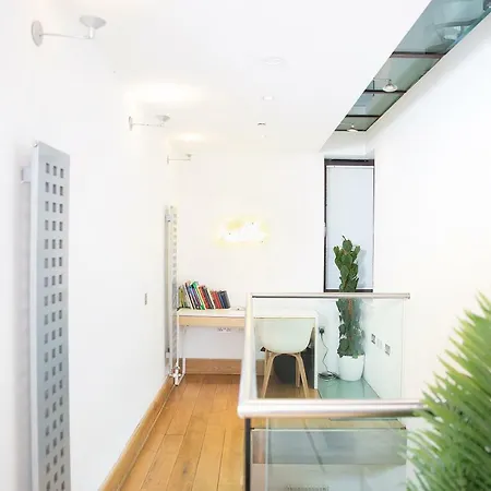 The Holborn Lights - Modern 3Bdr Home With Rooftop Terrace & Garage Holiday home London
