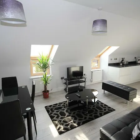 Holden Court - 6 *
