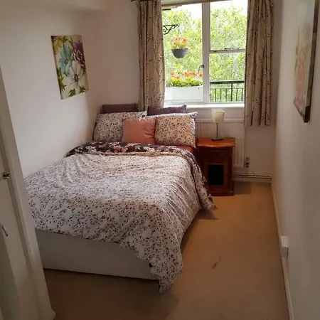 24 Clifton Gardens Pond Field House Londra