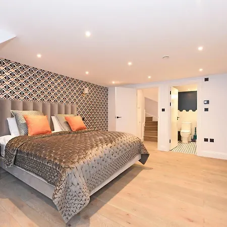 Stylish!! Spacious 2 & 3 Deluxe Near Victoria Station London
