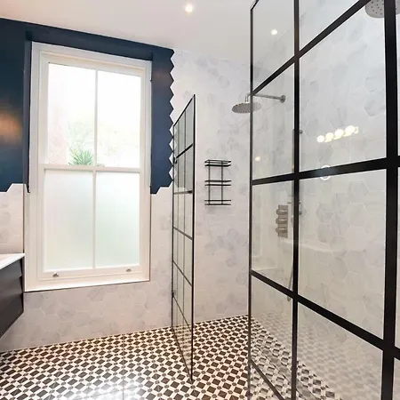 Stylish!! Spacious 2 & 3 Deluxe Near Victoria Station Apartment *