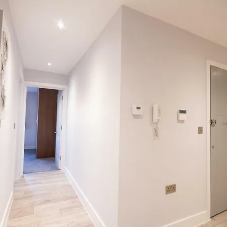 Holden Court - 6 * West Drayton (Middlesex)