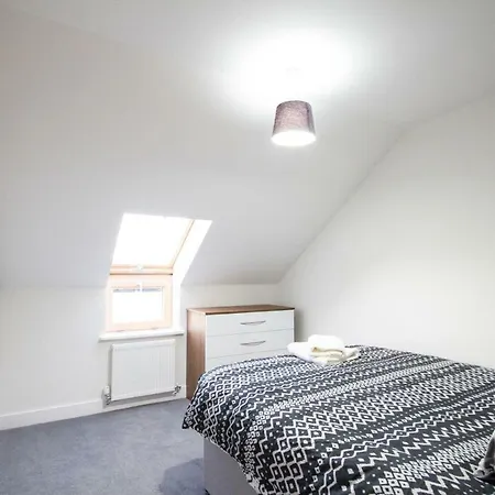 Holden Court - 6 * West Drayton (Middlesex)