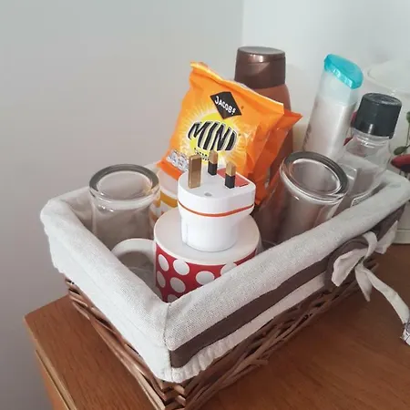 Modern Lovely Bedroom Close To Stations In East London, Zone 2 London