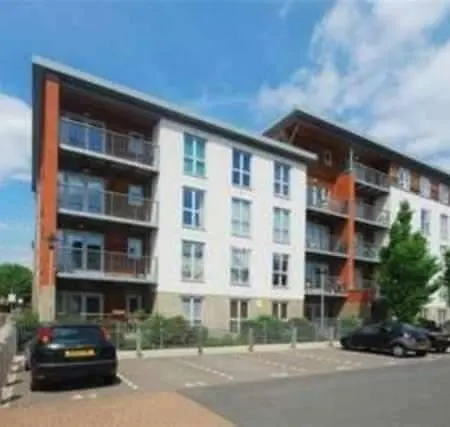 Modern Lovely Bedroom Close To Stations In East London, Zone 2 Homestay