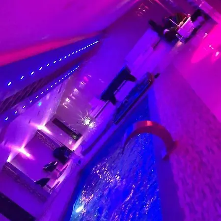 Chigwell Poolhouse * London