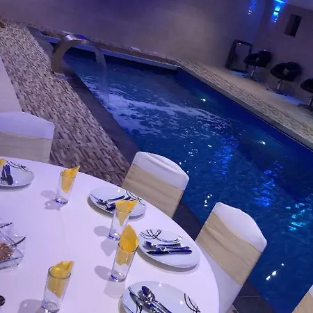 Apartment Chigwell Poolhouse *