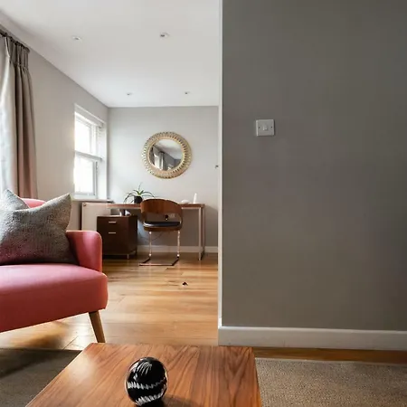 The Norfolk Maisonette - Lovely 4bdr Mews * London