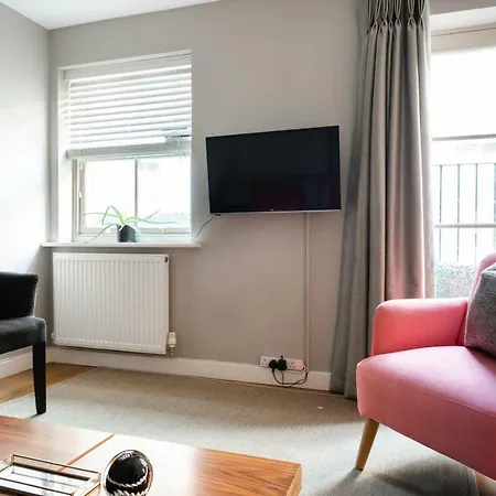 The Norfolk Maisonette - Lovely 4bdr Mews Apartment *