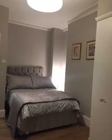 Apartment Perfect 2 Bedroom Flat Shepherds Bush W12 London