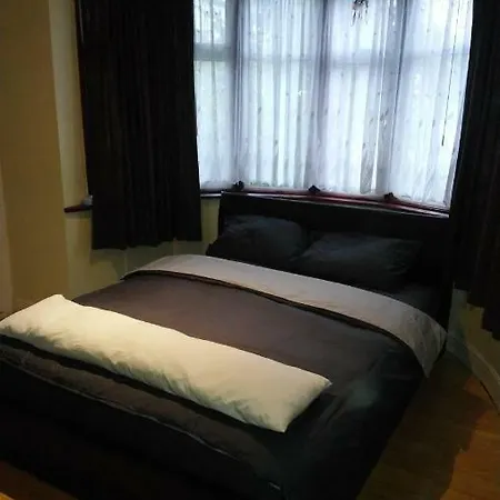 Christchurch 2-bed Харроу