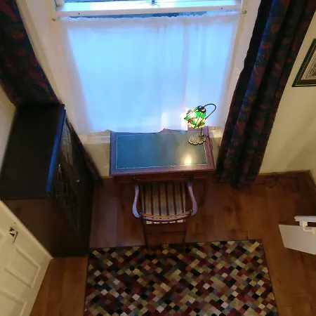 Homestay 1870s Victorian House London