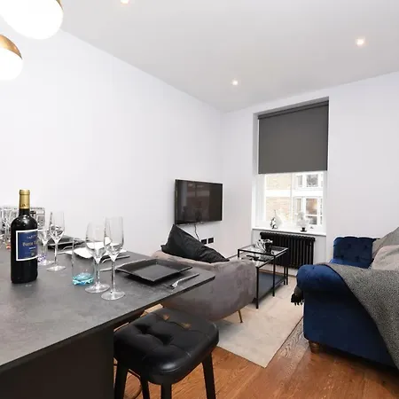 Stylish!! Spacious 2 & 3 Deluxe Near Victoria Station