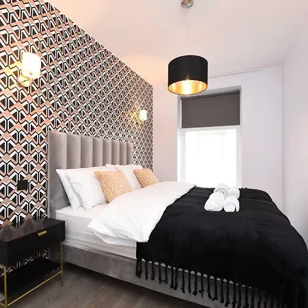 Stylish!! Spacious 2 & 3 Deluxe Near Victoria Station Apartment *
