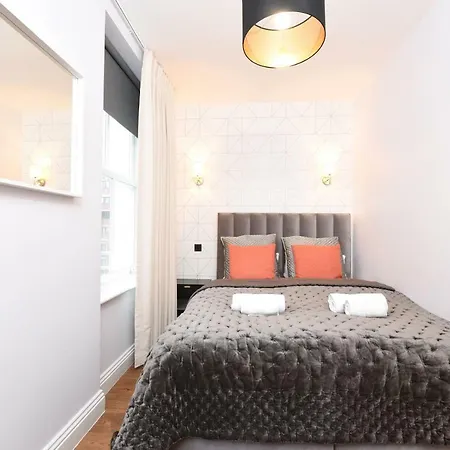 Stylish!! Spacious 2 & 3 Deluxe Near Victoria Station Apartment