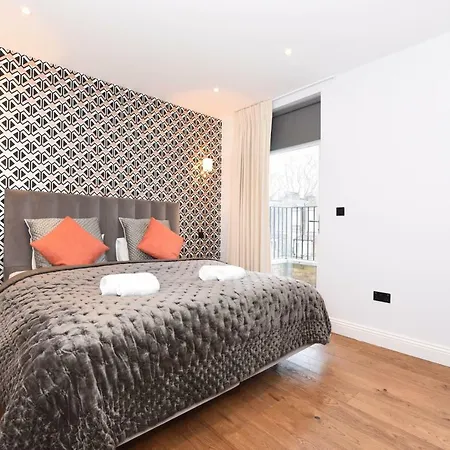 Stylish!! Spacious 2 & 3 Deluxe Near Victoria Station Apartment
