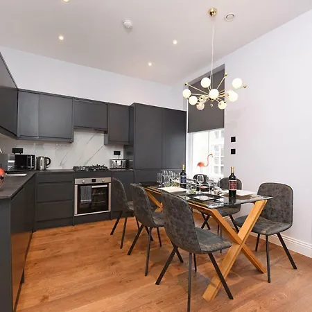Stylish!! Spacious 2 & 3 Deluxe Near Victoria Station