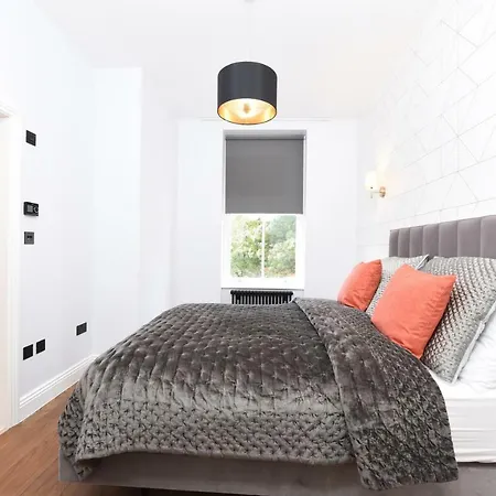 Stylish!! Spacious 2 & 3 Deluxe Near Victoria Station London