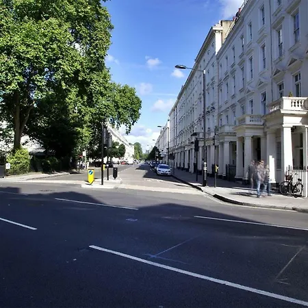2a Charlwood Place * Londra
