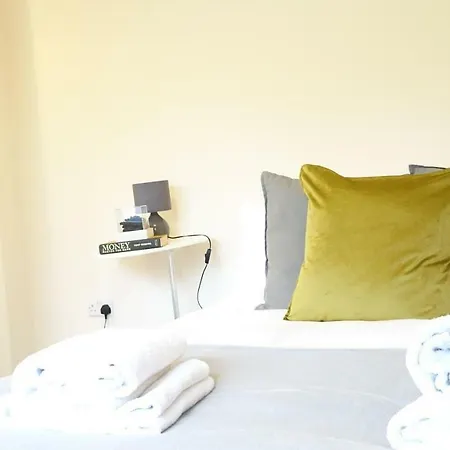 Heathrow Ensuite Rooms- Auto Check In 民宿 *