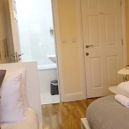 Heathrow Ensuite Rooms- Auto Check In *