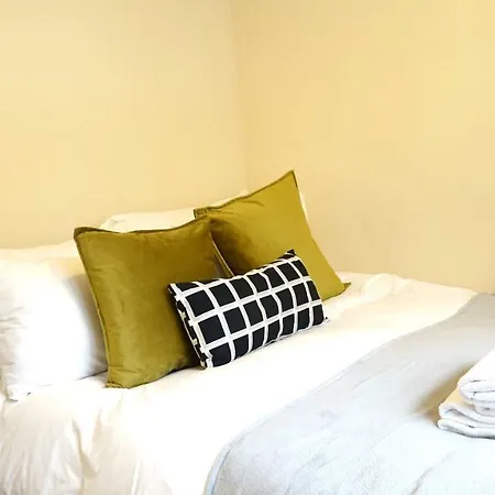 Heathrow Ensuite Rooms- Auto Check In Stanwell