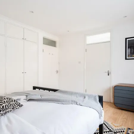 The Kensington Palace Mews - Bright & Modern 6bdr House With Garage Apartment