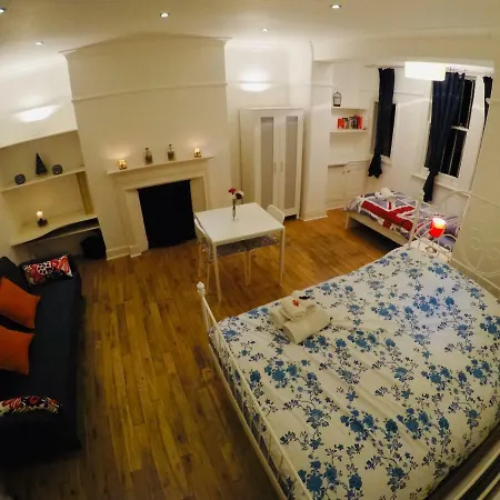 Guest house Huge Double Near London
