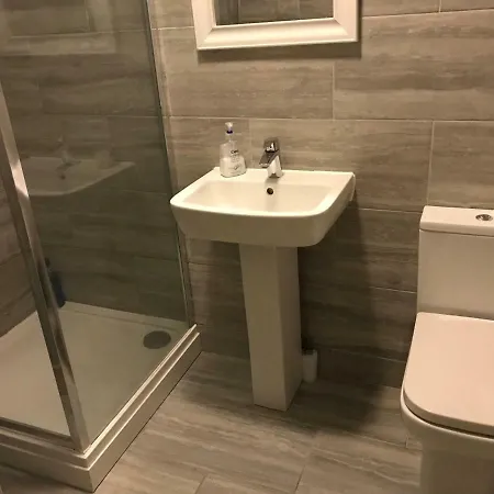 Station Five Bedroom Self Contained House 3* Abbey Wood