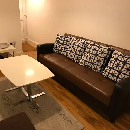 Station Five Bedroom Self Contained House Affittacamere 3*