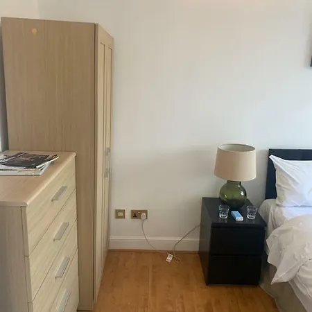 Sloane Avenue Apartment *