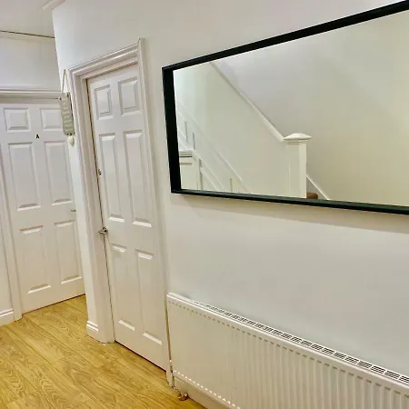 Apartment 2 Bedroom Apartment, Kitchen, Reception And Private Garden *