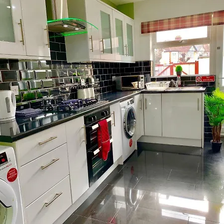 Apartment 2 Bedroom Apartment, Kitchen, Reception And Private Garden