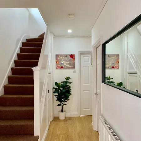 2 Bedroom Apartment, Kitchen, Reception And Private Garden London