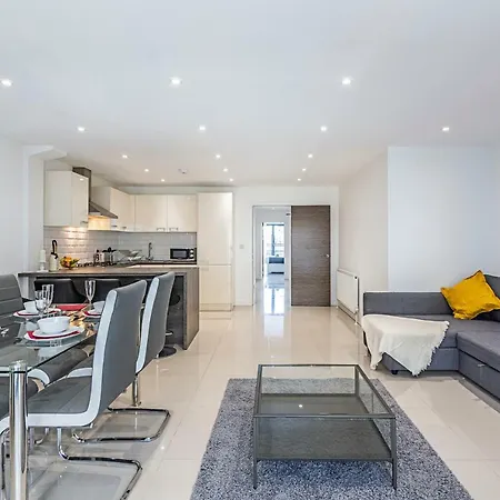 Modern Canary Wharf Apartment *