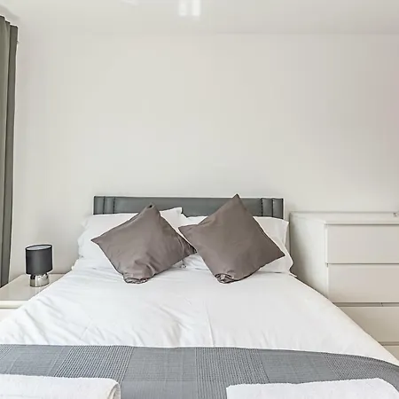 Modern Canary Wharf Apartment *