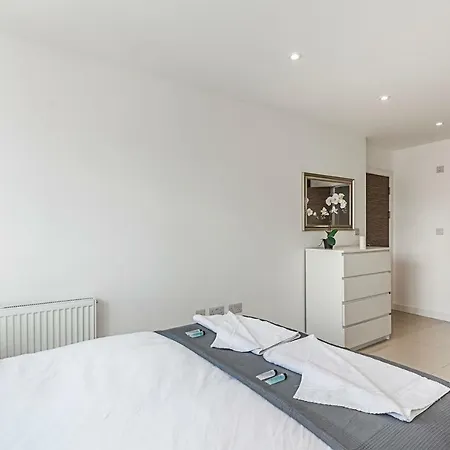 Modern Canary Wharf Apartment London