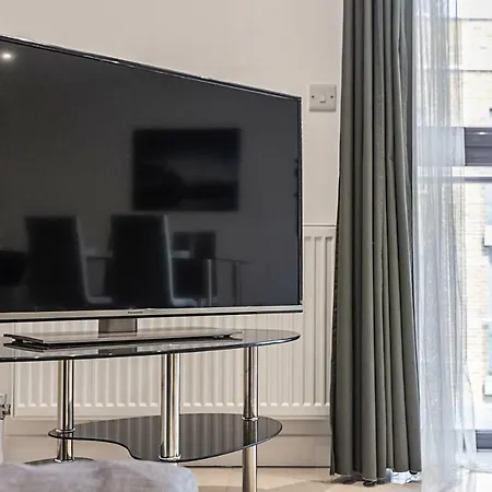 Modern Canary Wharf Apartment *
