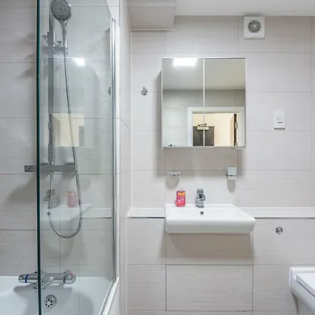 Modern Canary Wharf Apartment *
