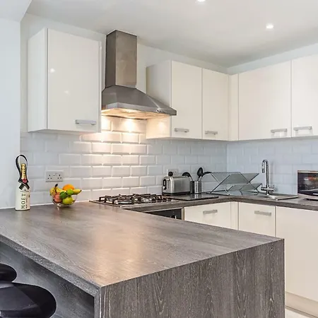 Modern Canary Wharf Apartment *