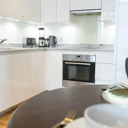 Top Floor Luxury And Spacious 2 Bedroom In Stratford Londra
