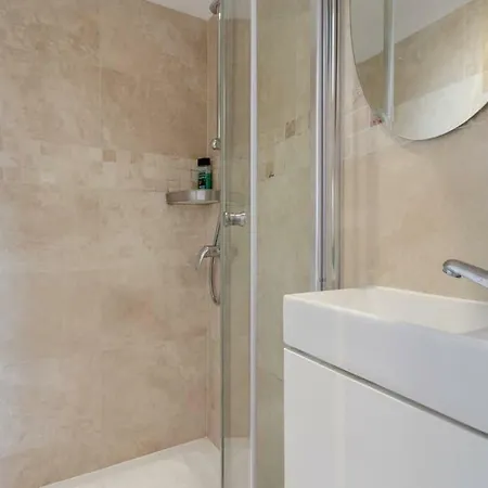 14 Bouverie Place Apartment