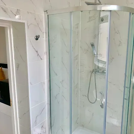 London Apartments, Private Bathrooms And Parking Apartment *
