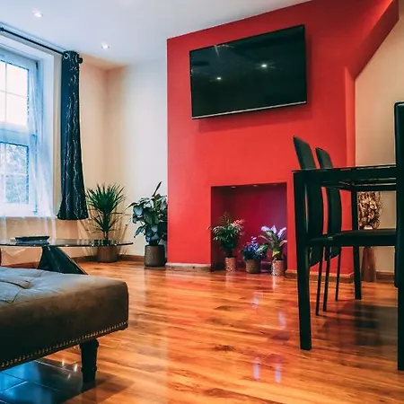 Quality Stay,2 Bed Near The Centre, 2min Walk From Metro Station Apartment