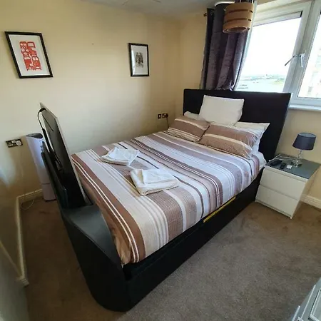 Affluent Riverside Sark Tower Apartment *