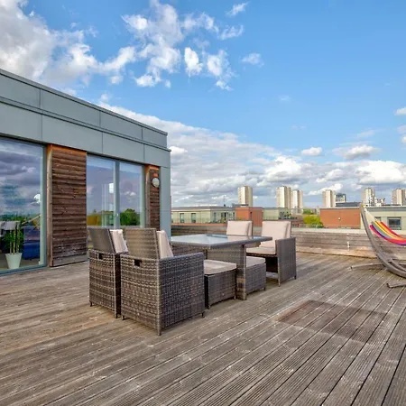 Riverfront: 2 Bed In London - Parking