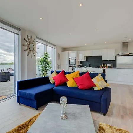 Riverfront: 2 Bed In London - Parking