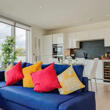 Riverfront: 2 Bed In London - Parking 브렌트퍼드
